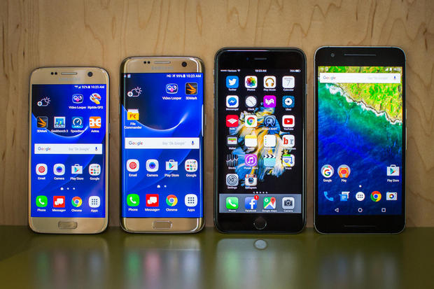 　小さい順に並べてみた。サムスンのGalaxy S7、Galaxy S7 edge、「iPhone 6s Plus」、Googleの「Nexus 6P」。