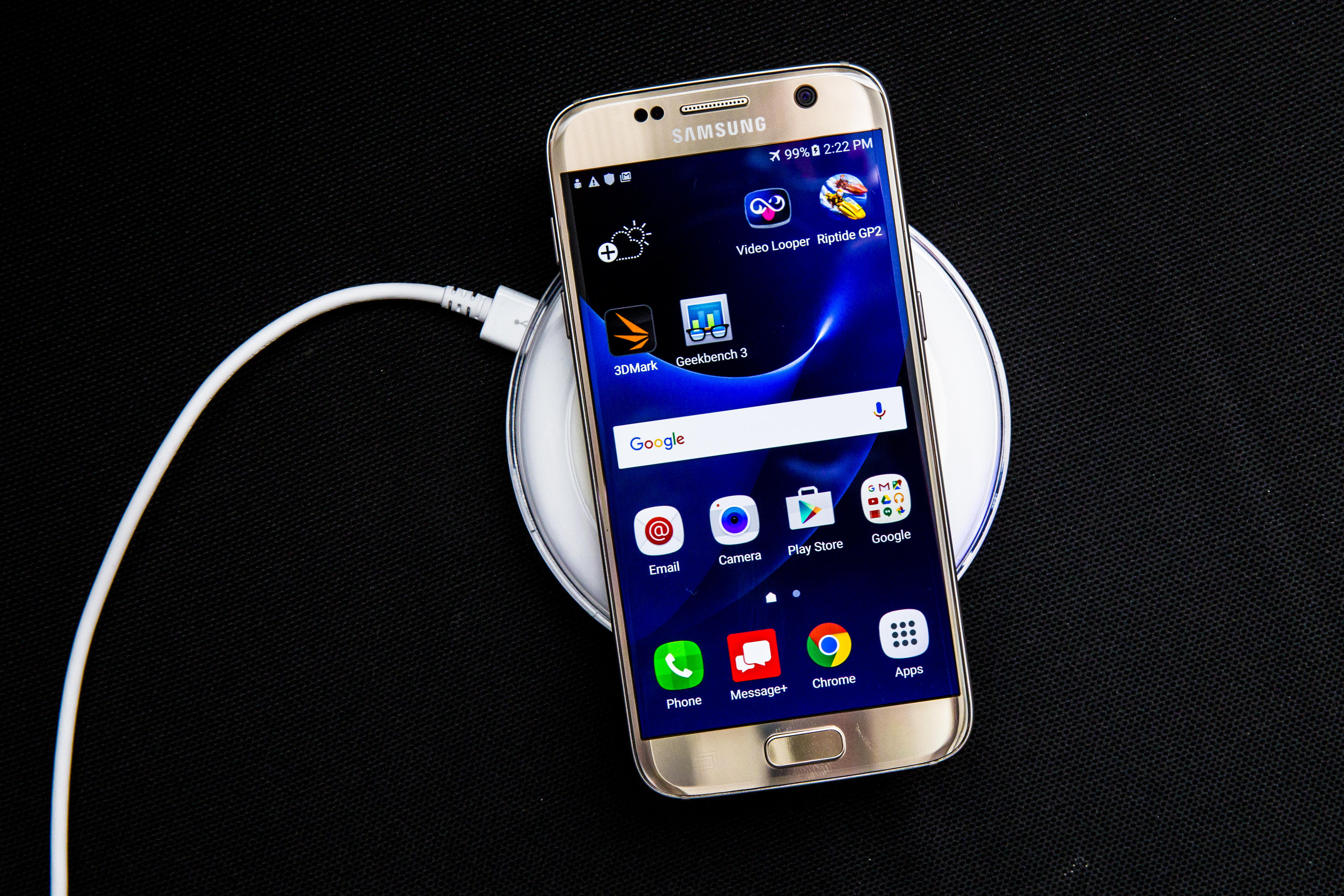 Galaxy S7とGalaxy S7 edge（写真）は、コードを使わずにワイヤレス充電パッドに置くだけで充電できる。