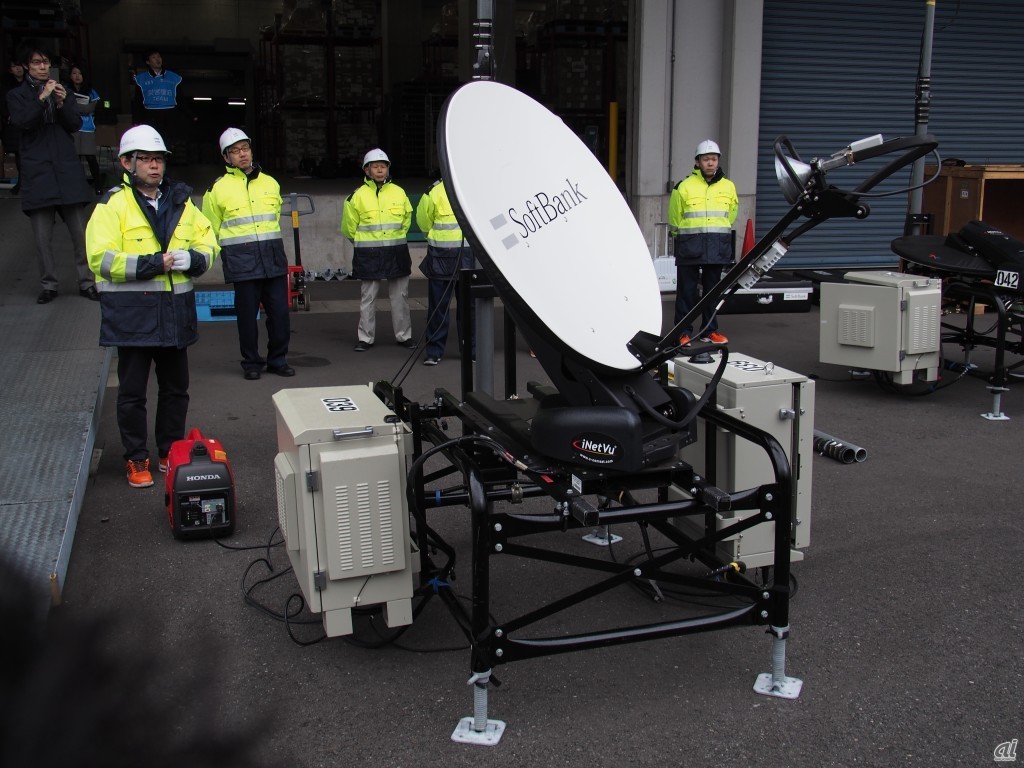 衛星を自動で捕捉する機能を備えた可搬型基地局。3Gのみの対応で、主に音声通話の利用をカバーするために用いられる