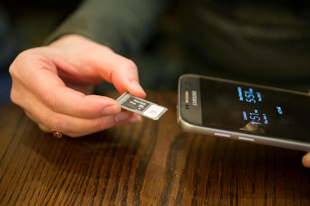 　microSDカードスロットとSIMカードが同じトレイ上に配置されている。