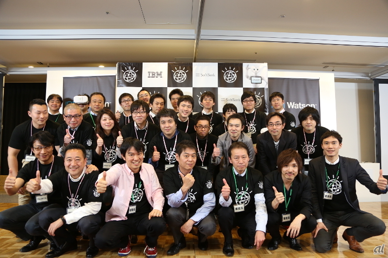 「第2回 IBM Watson日本語版ハッカソン」決勝戦に出た5チームと審査員で集合写真