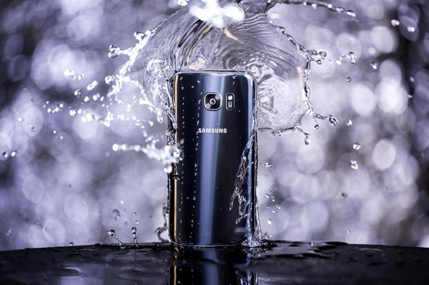 　同じく復活を果たしたのが防水機能だ。屋外での使用に適したこの機能によって、「Galaxy S5」は人気を博した。