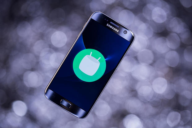 　Galaxy S7 edgeには、最新バージョンの「Android Marshmallow」（6.0.1）が搭載される。