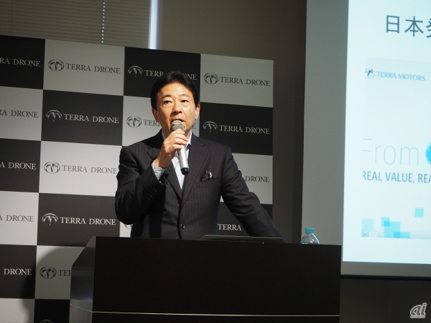 発表会には、Google日本法人 元代表取締役社長で、テラモーターズの主要株主である辻野晃一郎氏が登壇。「徳重氏は、山口県出身で平成の高杉晋作」と持ち上げた