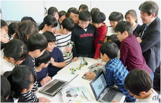 「LEGO WeDo 2.0」を使った授業を受ける児童たち