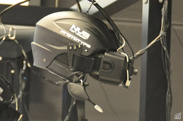 ヘルメット型のVRマシン「ナーヴギア」。Oculus Riftを活用し、マイクもついている