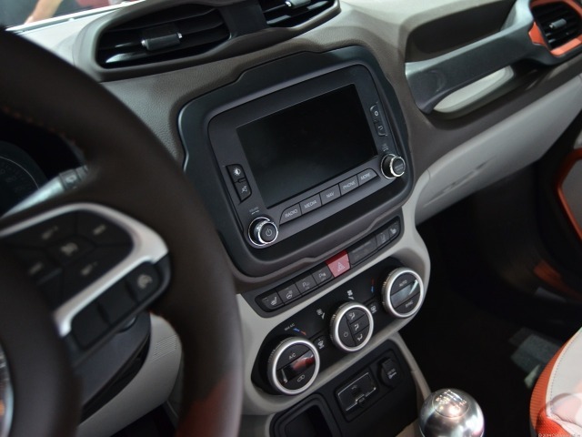 Fiat Chryslerは2015年、同社Uconnectソフトウェアのバグが原因で自動車140万台を自主回収している。