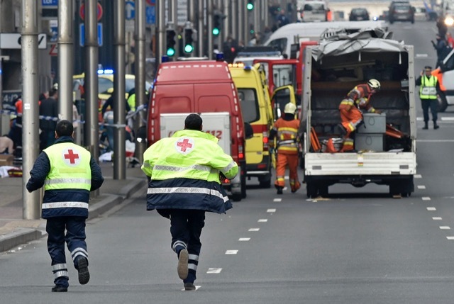ブリュッセルの地下鉄で発生した爆発に対応する緊急対応班