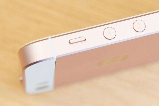 iPhone 5sの後継モデル

　側面とボタンもiPhone 5sにそっくりだ。
