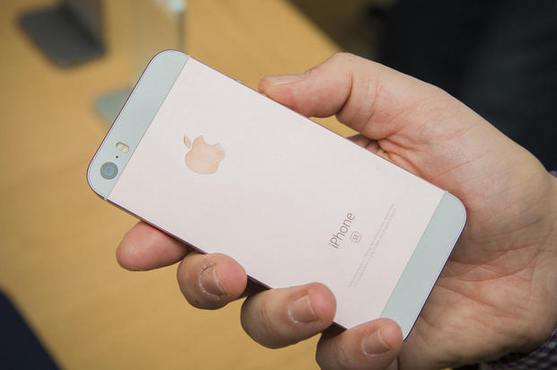 新しい4インチiPhone

　iPhone SEの外観はiPhone 5sに非常によく似ている。
