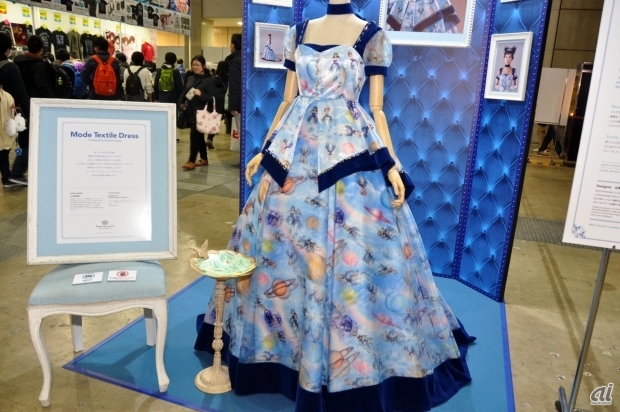 　山本亜須香氏、Taeko Isu氏、ASUKA WATANABE氏の3人による「アイドルマスター シンデレラガールズ」をテーマにしたドレス。