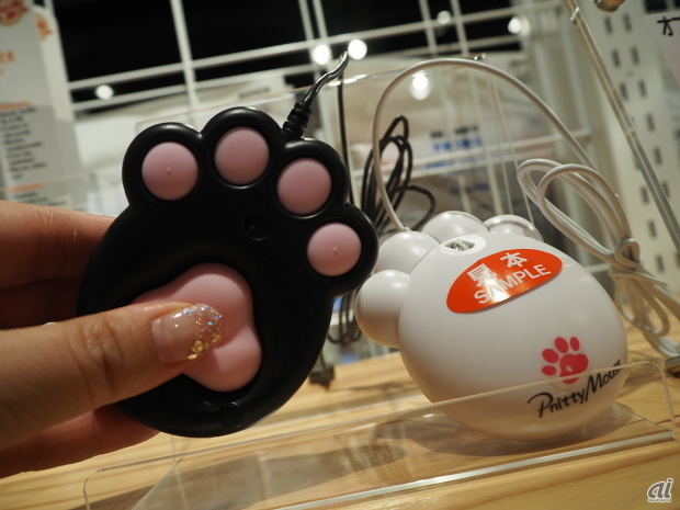 　　生後6カ月頃の“ぷにぷに感”を表現したという肉球マウス「Pnitty Mouse」。実際に触れられる。価格は5940円（税込）。
