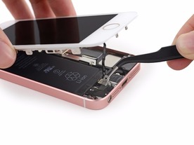 「iPhone SE」、iFixitが分解--「iPhone 5s」ディスプレイが利用できバッテリは1624mAh