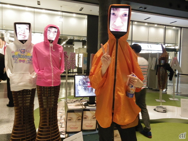 　アルスエレクトロニカのコーナーでは、他人の顔を表示したiPadを付けてその人になりきるというアイデアが国内外で話題になっている、ノガミカツキ氏の「山田太郎プロジェクト」にも参加できる。