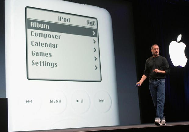 2001年1月、10月 - 「iTunes」と「iPod」

　2001年に発表されたiPodは、初のデジタル音楽プレーヤーというわけではないが、最も人気の高いプレーヤーとなり、Apple再生における主な原動力となった。アナリストからは「ハロー効果」の製品と呼ばれた。iPodによってAppleの店舗に引き寄せられた顧客が、他の製品も買っていくことがあるからだという。

　AppleのiTunesは、消費者が大量の楽曲を簡単に管理できるソフトウェアで、これがiPodの成功に貢献した。2003年にはMicrosoft「Windows」版のiTunesがリリースされ、同じ年に「iTunes Store」も開設された。同ストアでは1曲あたり99セントで楽曲が販売され、オンライン音楽の市場が形成された。
