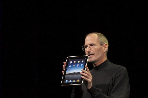 2010年4月 - iPad

　Appleは続いて2010年にiPadを発表する。これでようやく、タブレット市場がメインストリームに躍り出るために必要としていた刺激がもたらされることになった。iPadに着想を得てAppleのノートブックはさらに薄型化し、テクノロジ業界もこれに倣う。Steve Jobs氏が2010年のインタビューで述べたところによると、AppleはiPhoneよりも前にiPadに取りかかっていたが、先にタッチスクリーン式ソフトウェアが必要なのはスマートフォンだと気付いたという。
