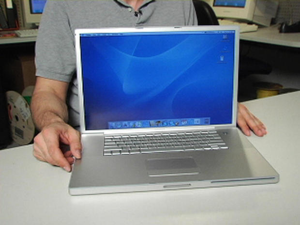 「PowerBook G4」（2001年）

　PowerBook G4が発売されたころの「Windows」ノートPCは、もてあますほど大きく、ブラックかグレーのプラスチック製だった。一方、PowerBook G4はシルバーのチタニウム製ボディを採用しており、角がとがっていた。優美で上品なノートブックであり、そのミニマリスト的なデザインは後の多くのApple製デバイスに受け継がれ、同じ美しさを共有することになる。
