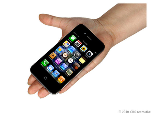 「iPhone 4」（2010年）

　Appleによるデザインアップデートにおいて、特に明確な変化があった端末がiPhone 4だ。初めて「Retina」ディスプレイが採用されたiPhoneでもある（つまり960×640ピクセル解像度のディスプレイを搭載していた。これに対し、サムスンの当時の旗艦スマートフォン「Galaxy S」のディスプレイは800×480だった）。Jobs氏はiPhone 4を披露したとき、公の場で初の「FaceTime」通話も行った。
