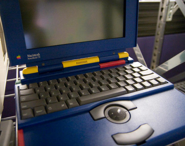 「PowerBook 100」「PowerBook 140」「PowerBook 170」（1991年）

　今見ると何の変哲もない製品だが、AppleのPowerBook 100はその携帯性に優れたデザインで複数の賞を受賞している。9インチのモノクロディスプレイを備え、解像度は640×400ピクセルで、トラックボールがキーボードに組み込まれていた。何度かのバージョンアップを経て（写真はPowerBook 170）、1992年に開発が終了した。
