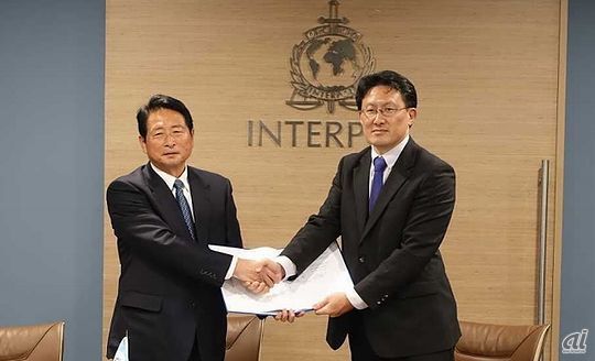 IGCI総局長の中谷昇氏（右）とサン電子CEOの山口正則氏（左）