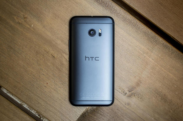 　OSに「Android 6.0 Marshmallow」を搭載するが、HTCはこのソフトウェアを大幅に改良した。「HTC Sense」インターフェースを搭載する。