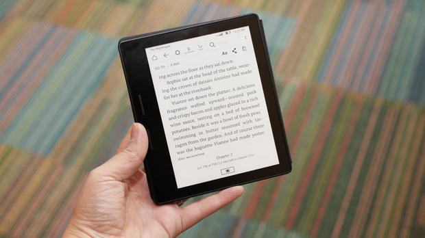 　Amazonが、これまでで最薄かつ最軽量の電子書籍リーダー「Kindle Oasis」を発表した。装着にマグネットを使用するバッテリ内蔵カバーが付属し、左右どちらの手でも利用できる。

　ここでは、デザインが特徴的な同電子書籍リーダーを写真で紹介する。

関連記事：アマゾン、新型電子書籍リーダー「Kindle Oasis」を発表--Kindle史上最薄かつ最軽量

