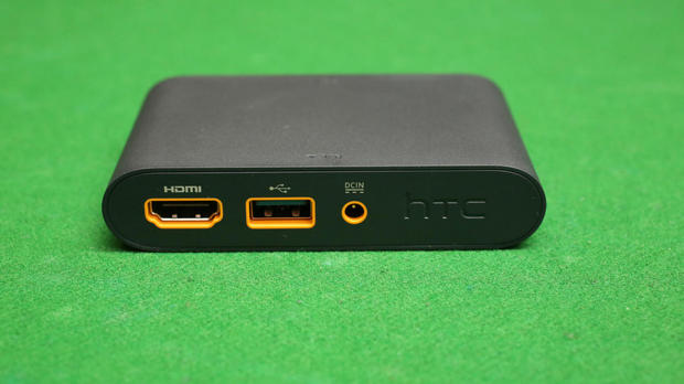 　ヘッドセットのケーブル3本を接続するブレイクアウトボックス。HDMI、USB、電源ケーブルを接続する。
