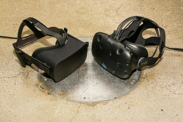 　ただし、Oculus Riftのヘッドセット（左）はVive（右）に比べて軽量で快適だ。