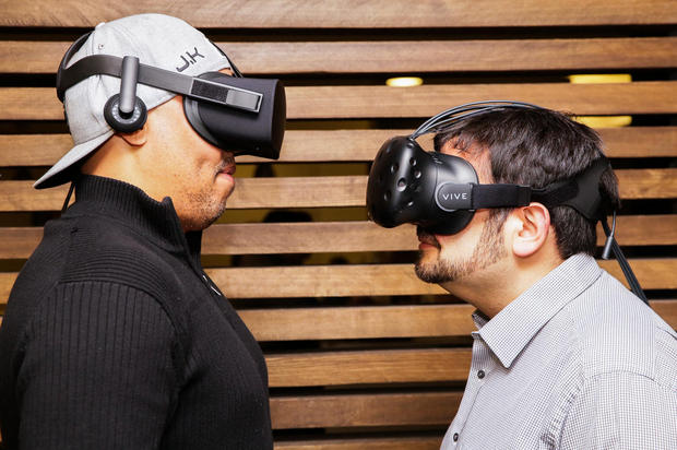 　Oculus Rift（左）とHTC Vive（右）。ともに似たようなPC技術を使用し、将来的に同じようなゲームが使えるようになる。しかし、現時点で勝っているのはViveだ。