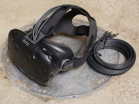 VRシステム「HTC Vive」レビュー（前編）--付属ハードウェアの特徴と装着感