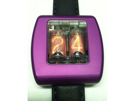 レトロな表示のニキシー管デジタル腕時計「Square Nixie Watch」--日本からだと890ドル