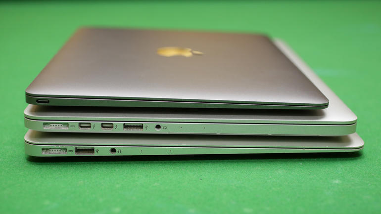 12インチMacBookを13インチMacBook Pro、13インチMacBook Airに重ねて撮影。
