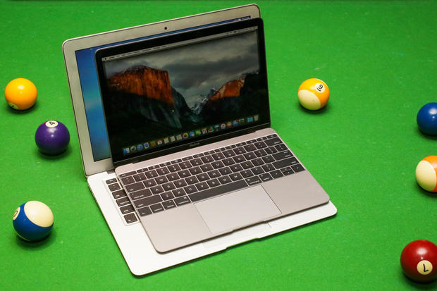 　全体的な形状とインダストリアルデザインは、過去7年以上にわたるMacBookのデザインをベースとするおなじみのものだが、2015年モデルと同じ超薄型デザインが採用されている。新型MacBookをMacBook Airの上に載せると、写真のようになる。