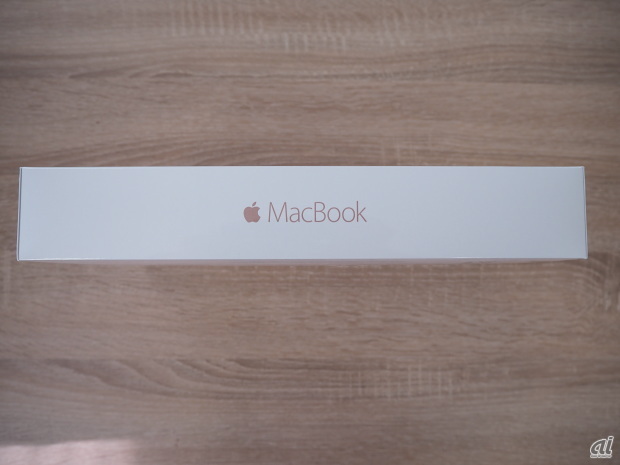 　サイドもおそろいのカラーでMacBookと記されている。