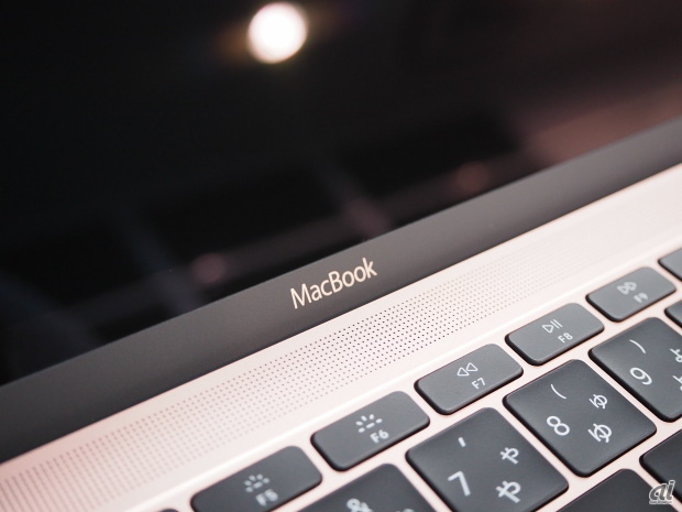 　MacBookのロゴもローズゴールドでそろえられている。