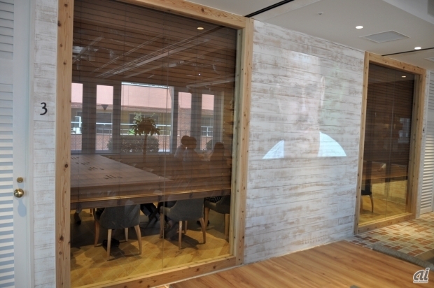　会議室はよくあるすりガラスではなく、透明なガラスでブラインドをかける形となっている。また壁にプロジェクターも投影できるようにもなっている。