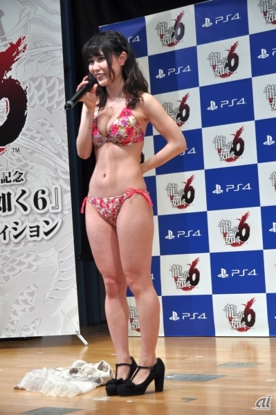 　桜井さんはタレントとして活躍。特技にある「早着替え」に挑戦する形で服を脱ぎ、ビキニ姿を披露するという大胆なアピールを行った。
