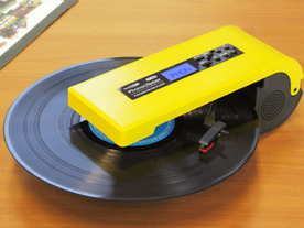 内蔵スピーカと電池駆動でどこでも持ち運べるポータブルレコードプレーヤー