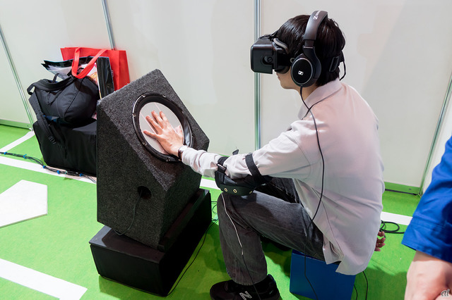 NTTのブースにあった、VRと振動を組み合わせたコンテンツ「ハートキャッチぶるぶるブルペン」。