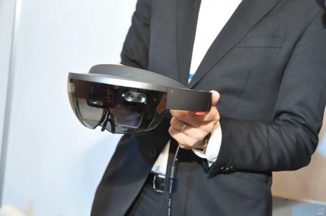 JALブースで展示されていた、Microsoft「HoloLens」。JALではパイロット訓練などにHoloLensを利用している。