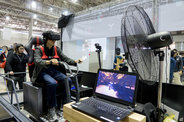 ハシラスによる体感型VRコンテンツ「四季の世界遺産ドライブ」。バイクを模した機器にまたがり、世界遺産の中をドライブできる。
