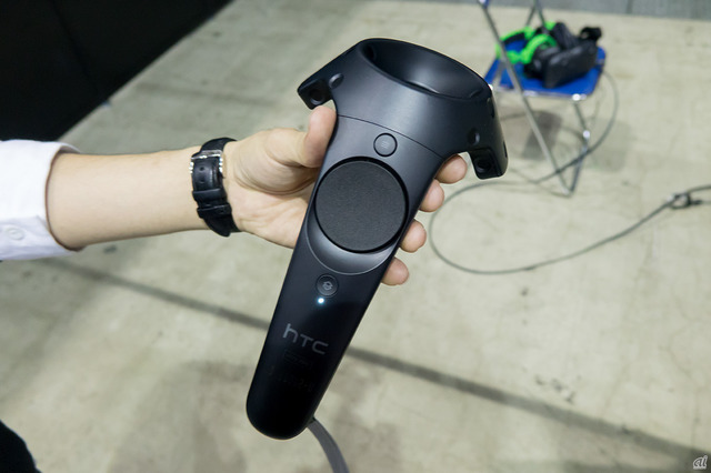 こちらは「HTC VIVE」に付属するコントローラー。VR内のオブジェクトをつかんだり、シューティングゲームで敵を攻撃するといったアクションを加えるときに利用する。
