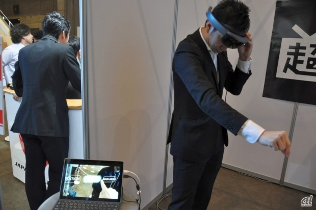 　HoloLensを通して、目の前に浮かび上がったホログラム映像に手をかざし、ボタンをつまむように指を動かすとメニューを選択することができる