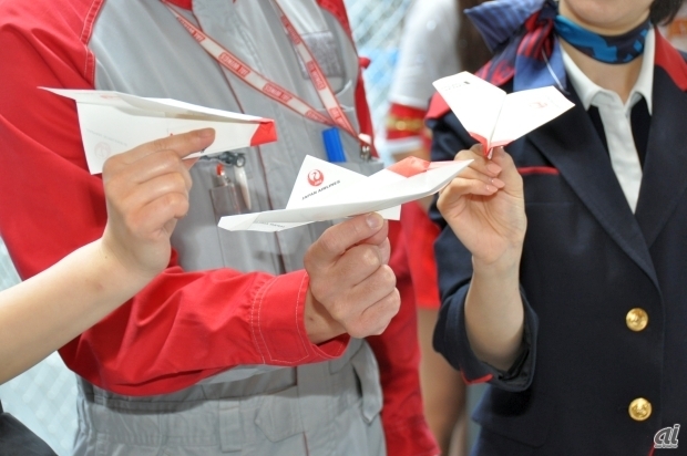 　ちなみに整備士などのスタッフが、紙飛行機の折り方もサポートしてくれるという。