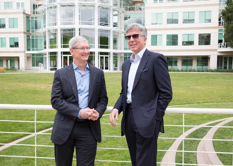iPhoneおよびiPad向けビジネスアプリで提携することを合意したAppleのCEOであるTim Cook氏（左）とSAPのCEOであるBill McDermott氏