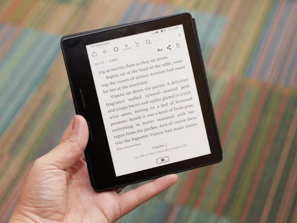 アマゾン「Kindle Oasis」を写真で見る--特徴的なデザインの本体とカバー