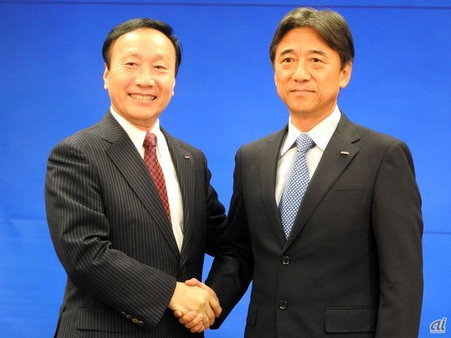 現社長の加藤薫氏（左）と新社長の吉澤和弘氏（右）