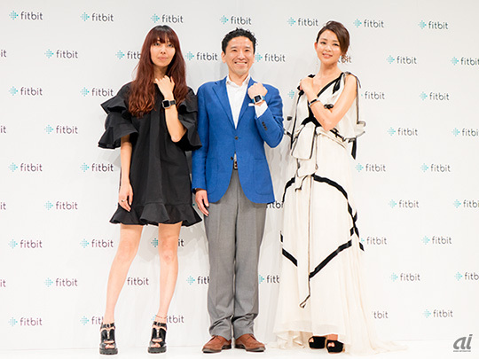 （左から）ライフスタイリストの大田由香梨さん、フィットビット・ジャパン代表執行役社長の福田強史氏、ファッションモデルのSHIHOさん
