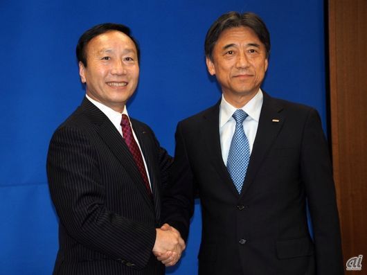 ドコモは加藤氏（左）から吉澤氏（右）に社長を交代する予定。新たな成長戦略は吉澤氏に託された