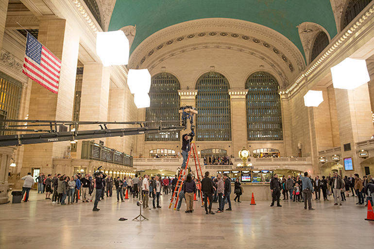 ニューヨークのグランドセントラル駅で360度カメラリグを設定するFacebookの撮影班